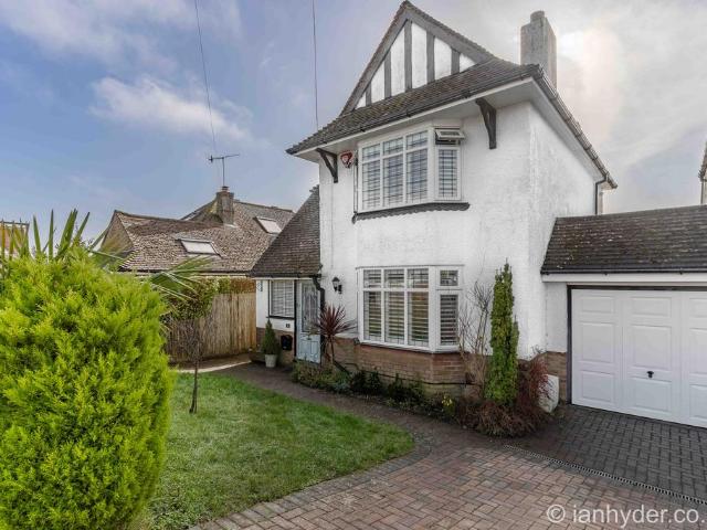 3 bedroom link detached house for sale