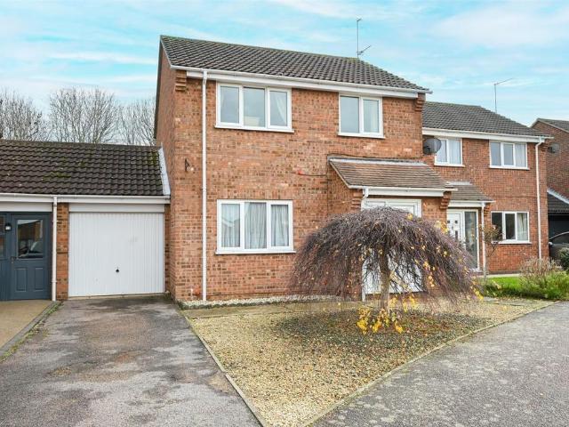 3 bedroom link detached house for sale
