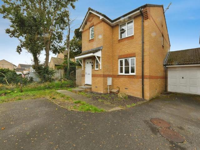 3 bedroom link detached house for sale
