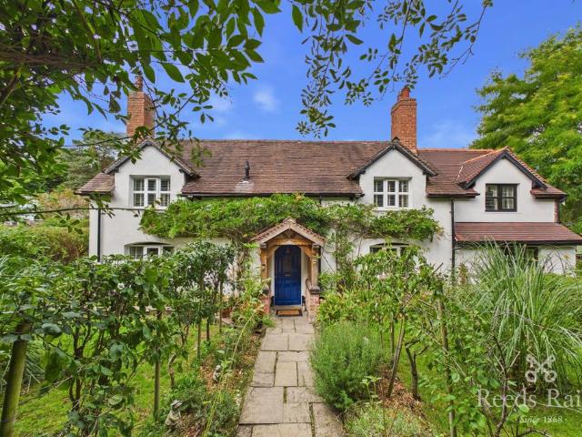 3 bedroom link detached house for sale