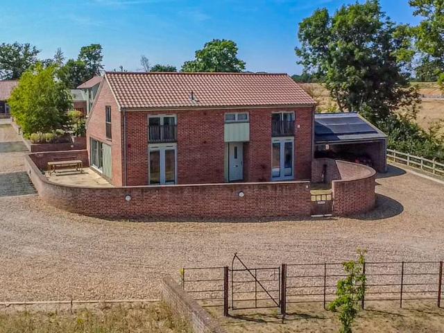 3 bedroom link detached house for sale