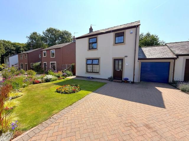 3 bedroom link detached house for sale