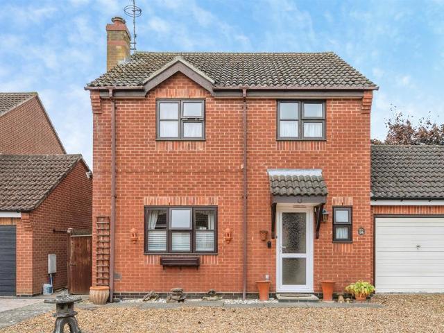 3 bedroom link detached house for sale