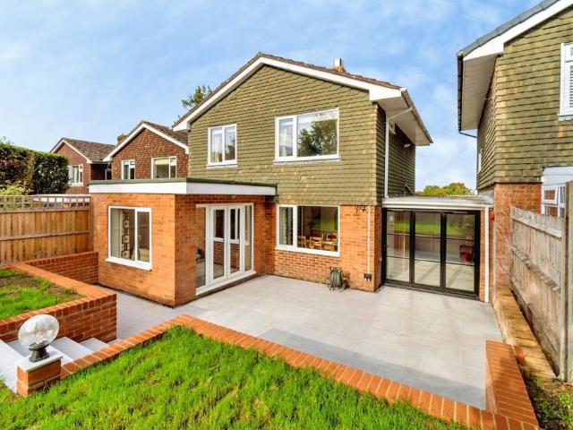3 bedroom link detached house for sale