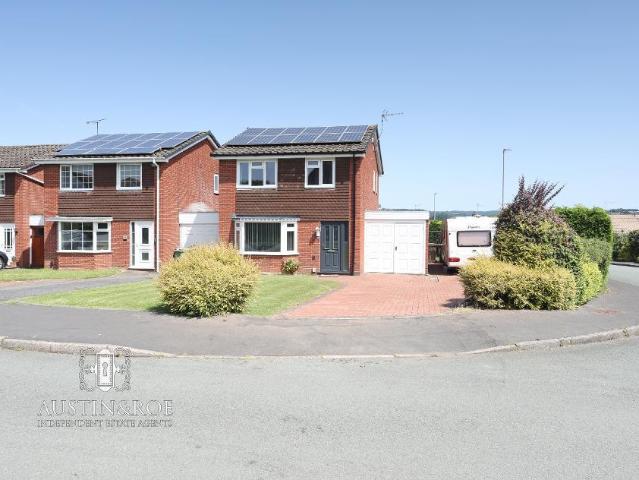 3 bedroom link detached house for sale