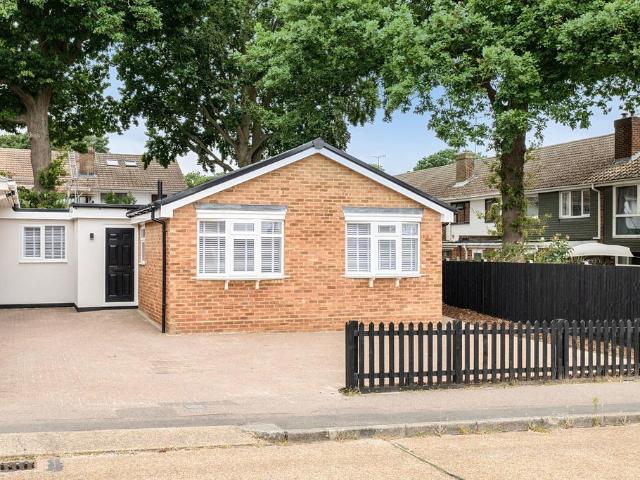 3 bedroom link detached house for sale