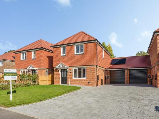 3 bedroom link detached house for sale