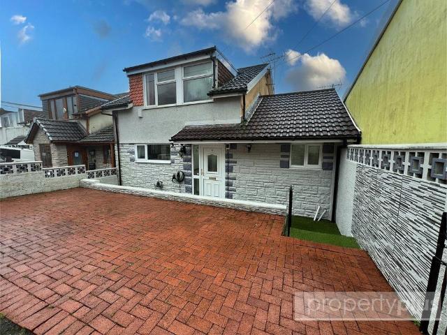 3 bedroom link detached house for sale