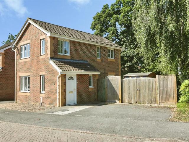 3 bedroom link detached house for sale