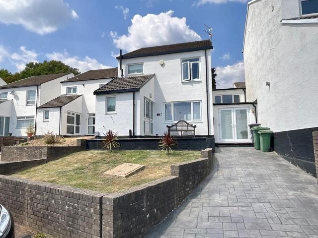 3 bedroom link detached house for sale