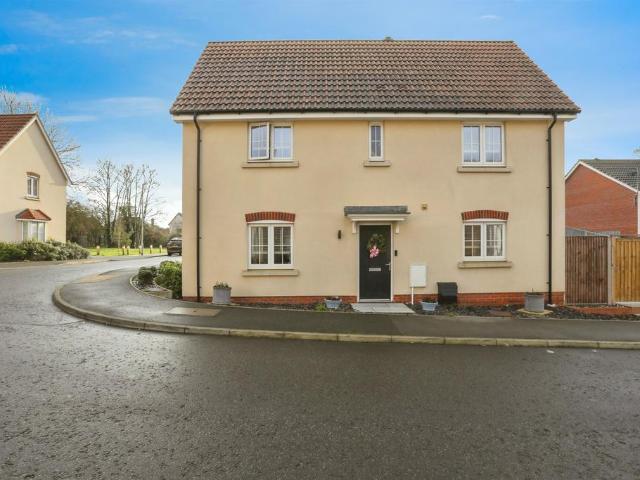 3 bedroom link detached house for sale