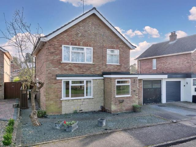 3 bedroom link detached house for sale
