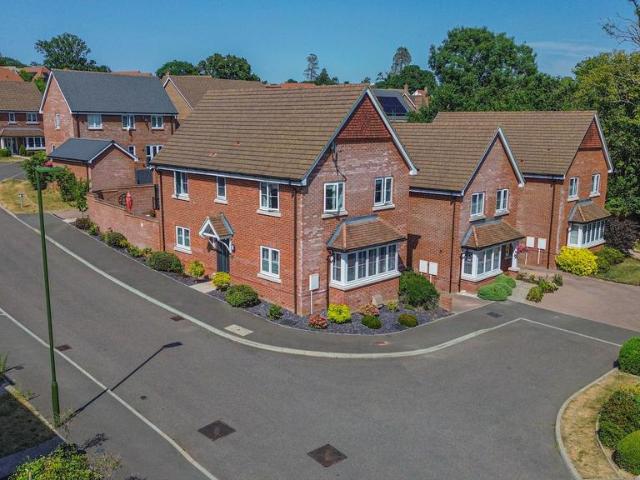 3 bedroom link detached house for sale