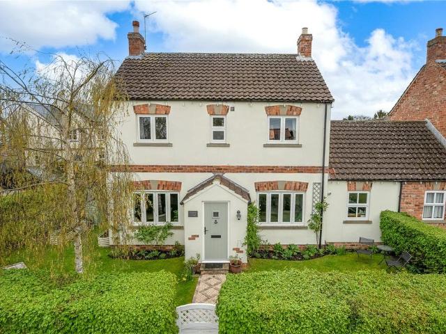 3 bedroom link detached house for sale