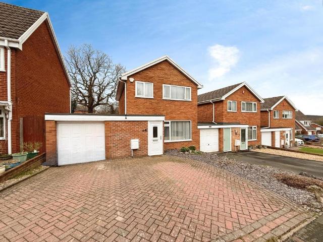3 bedroom link detached house for sale