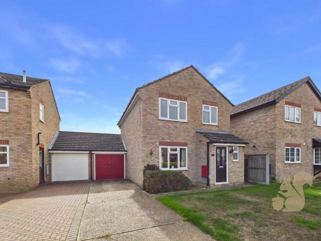 3 bedroom link detached house for sale