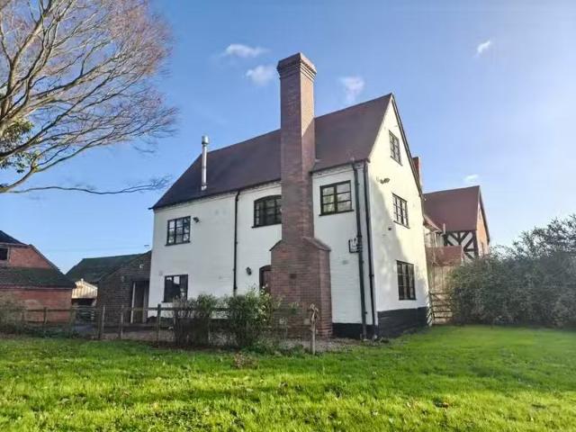 3 bedroom link detached house for rent in Astwood Lane, Hanbur.