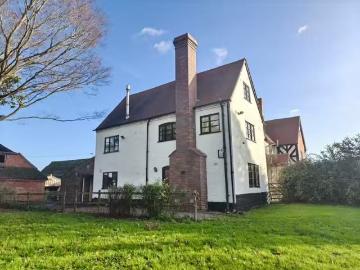 3 bedroom link detached house for rent in Astwood Lane, Hanbur.