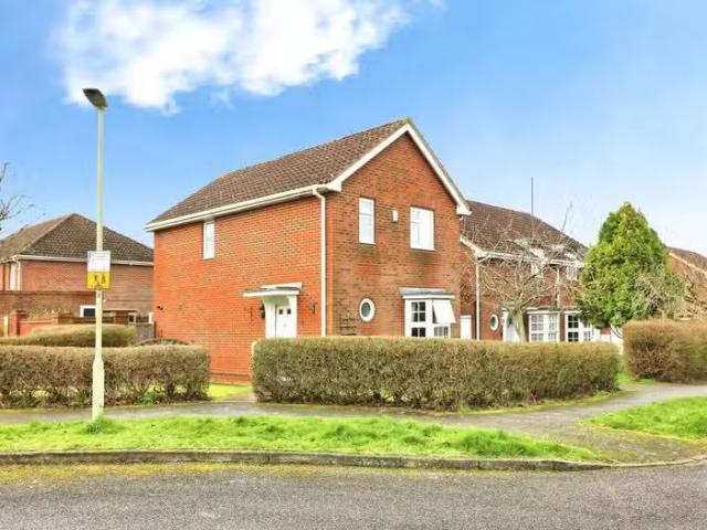 3 bedroom link detached house for rent in Longcroft Gardens, W.