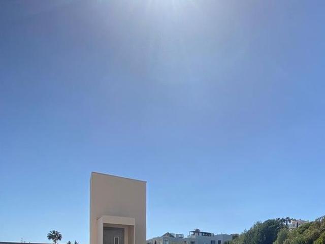 3 bedroom luxury Flat for rent in Marbella Del Este, Spain
