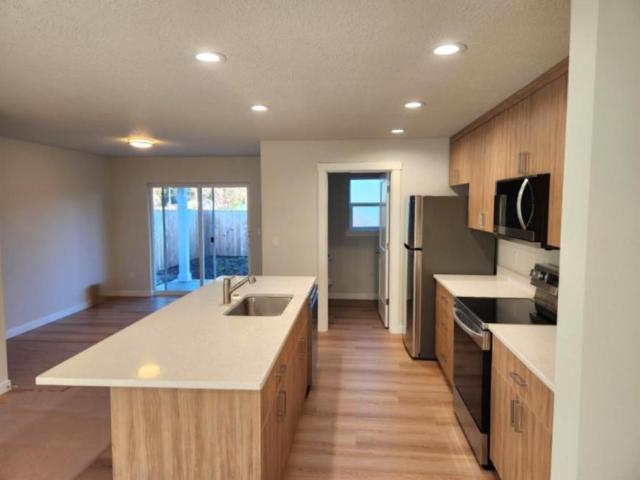 3 bedroom, m OR 97301 104205789