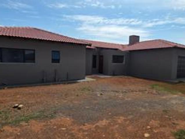 3 bedroom modern family home with pr.