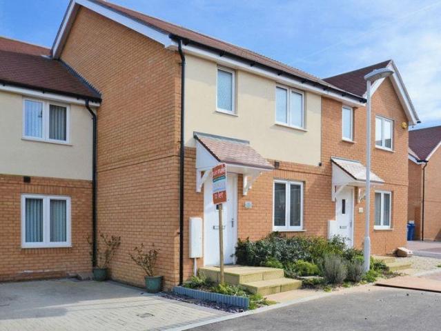 3 bedroom modern property available. 3 bed terraced house to rent £1,399 pcm £323 pw