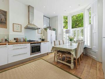 3 bedroom maisonette for sale