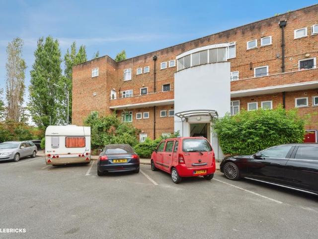 3 bedroom maisonette for sale