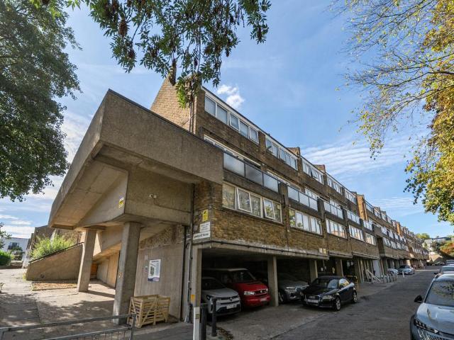 3 bedroom maisonette for sale