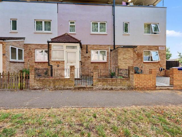 3 bedroom maisonette for sale