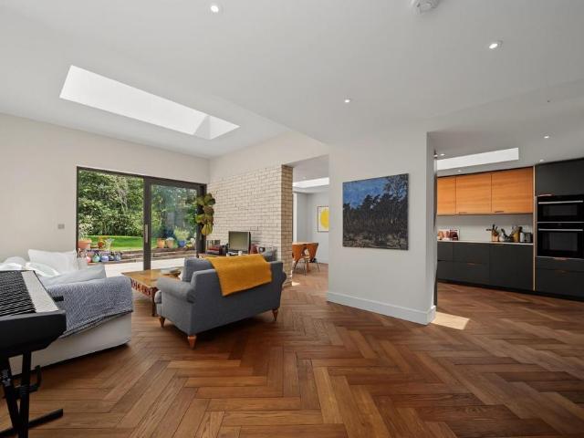 3 bedroom maisonette for sale