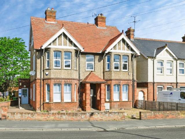 3 bedroom maisonette for sale