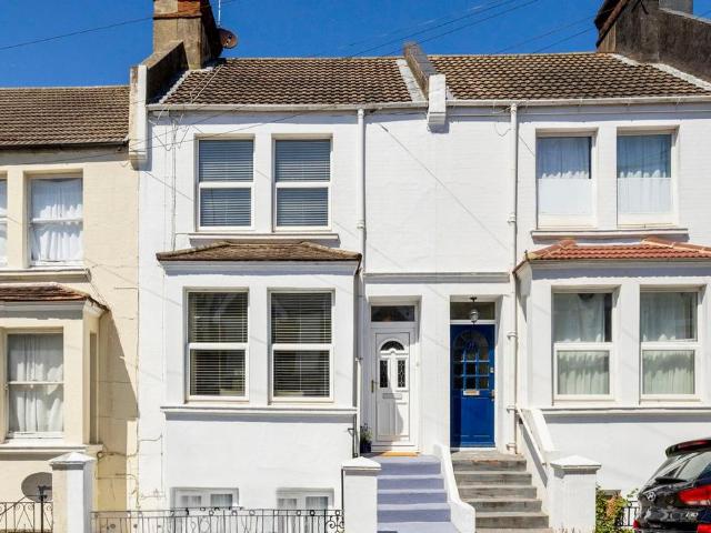 3 bedroom maisonette for sale