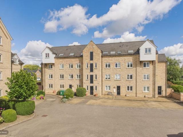 3 bedroom maisonette for sale