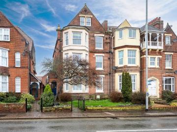 3 bedroom flat for sale