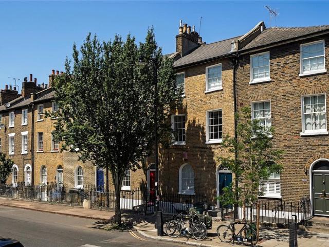 3 bedroom maisonette for sale