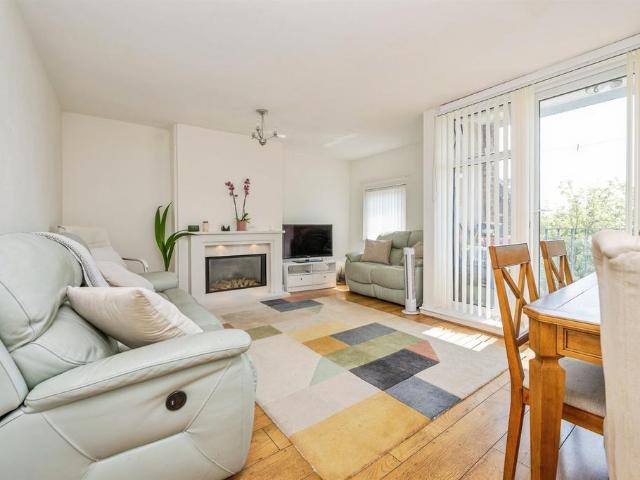 3 bedroom maisonette for sale