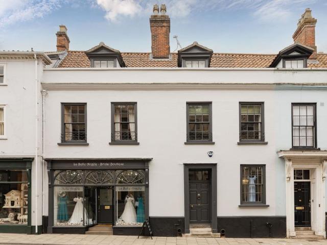 3 bedroom maisonette for sale
