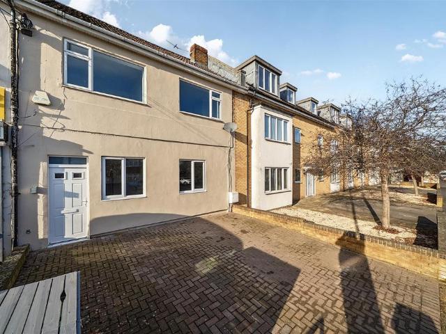 3 bedroom maisonette for sale
