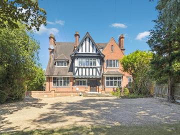 3 bedroom maisonette for sale