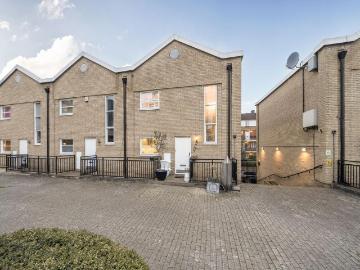 3 bedroom maisonette for sale
