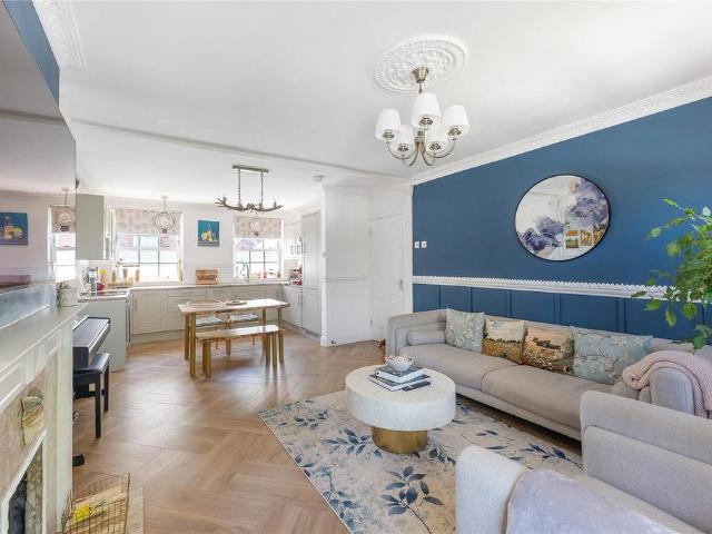 3 bedroom maisonette for sale