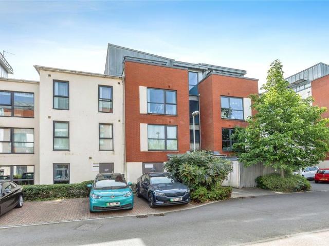 3 bedroom maisonette for sale