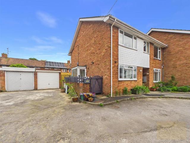3 bedroom maisonette for sale