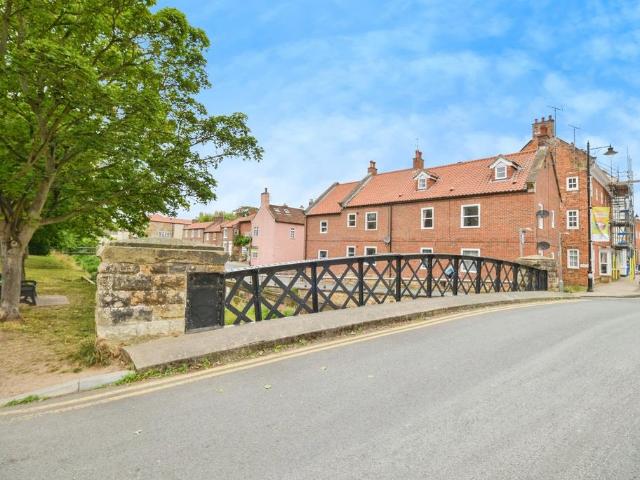 3 bedroom maisonette for sale