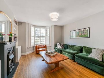 3 bedroom maisonette for sale