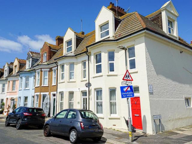 3 bedroom maisonette for sale