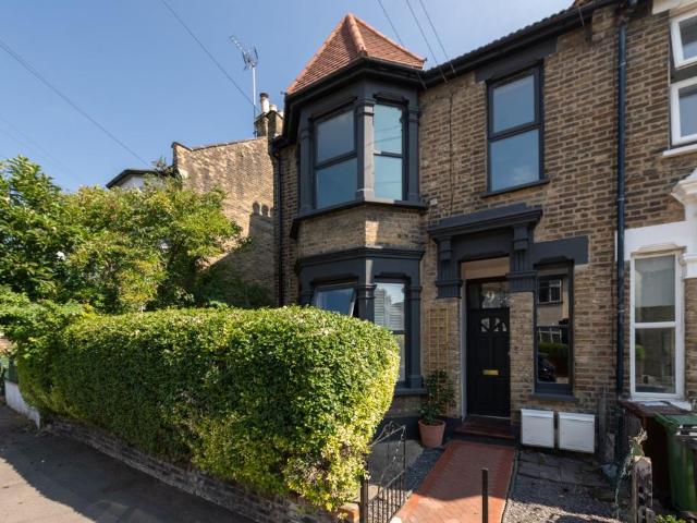 3 bedroom maisonette for sale