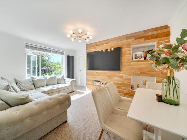 3 bedroom maisonette for sale